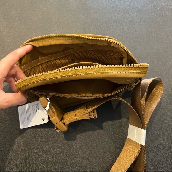 NWT lululemon everywhere belt bag - Picture 5 of 8